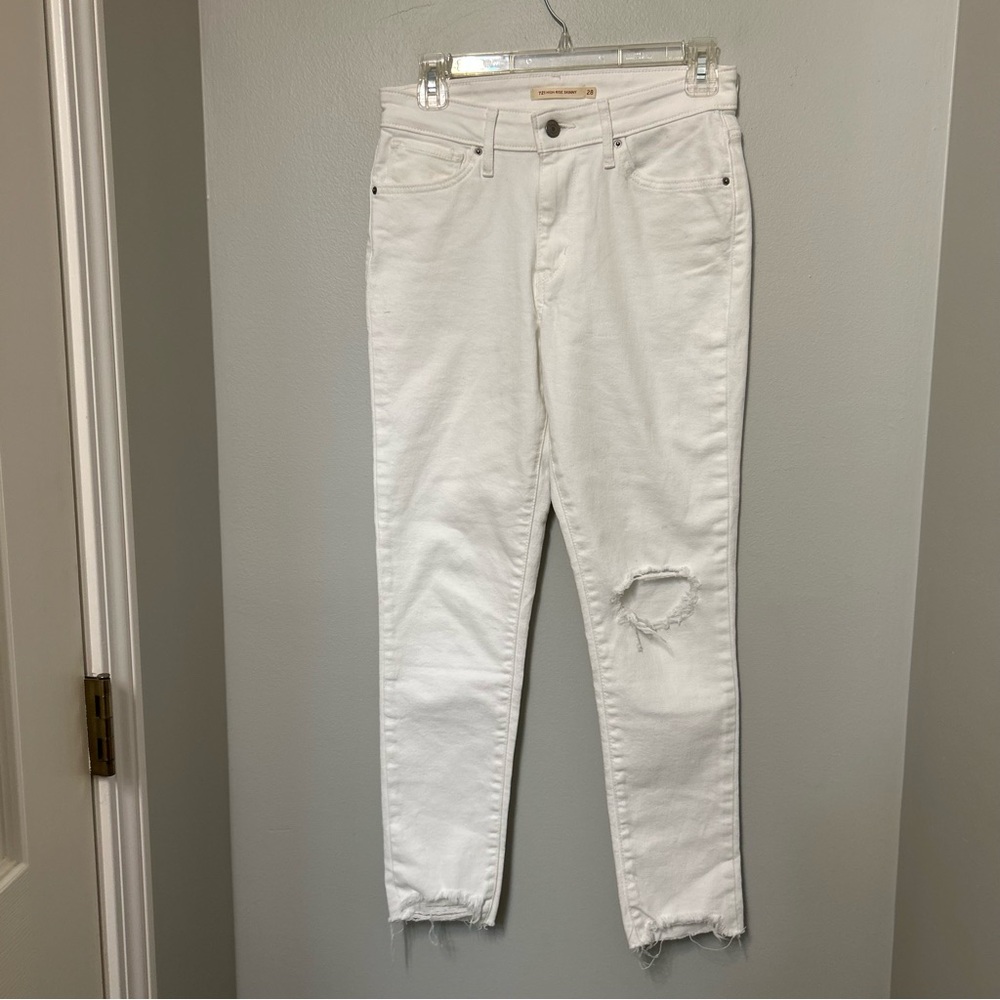 Levi’s 721 high rise skinny ankle Jeans white‎ with distressed bottom size 28